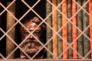 Jules Verne en cage, Maison d