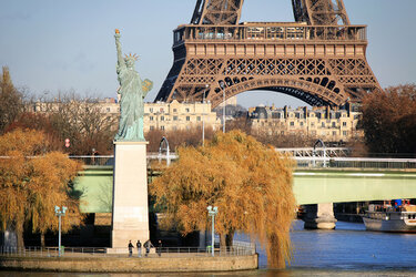 La fille de Bartholdi zoomée depuis le Pont Mirabeau